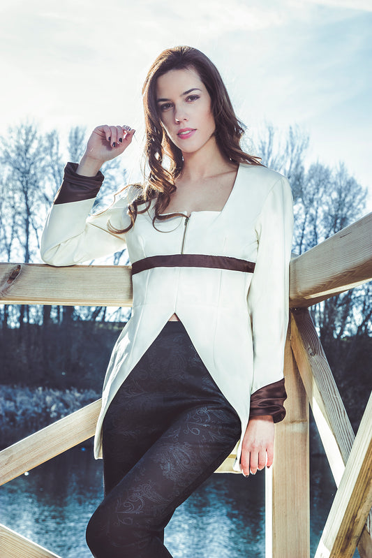 Blusa larga color crudo con detalles en marron chocolate