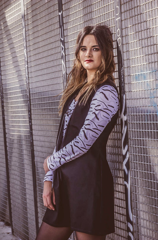 Vestido vaquero con escote en uve, pichy de denim negro