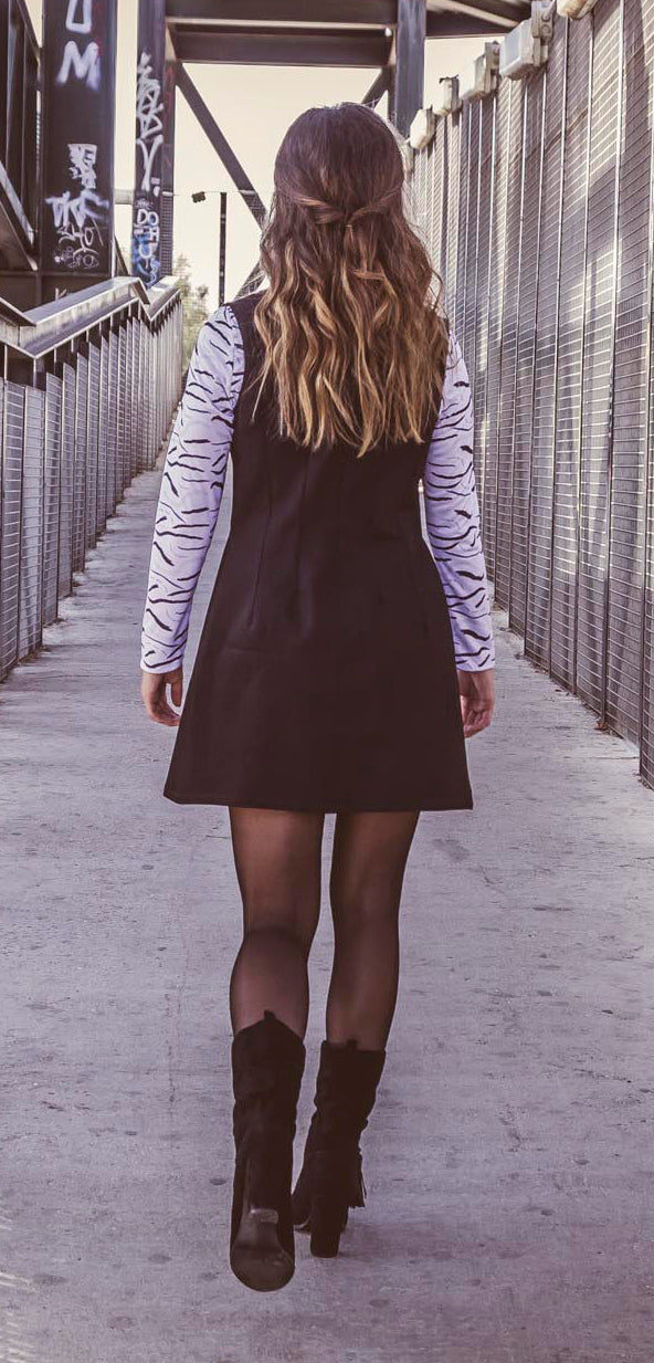 Vestido vaquero con escote en uve, pichy de denim negro