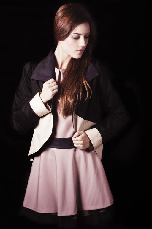 Puedes combinarlo con una chaqueta negra o con una icolor negra y beige