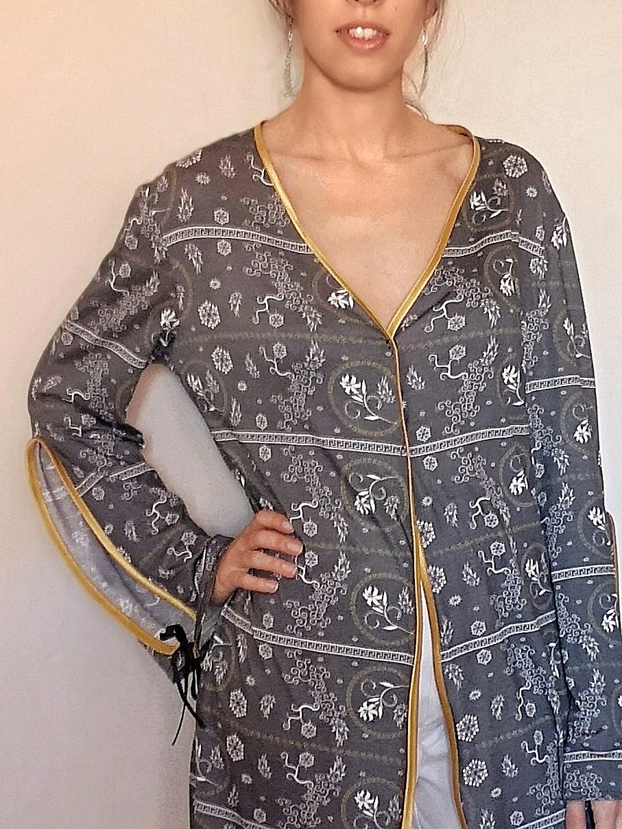 Chaqueta estampada negra con manga campana