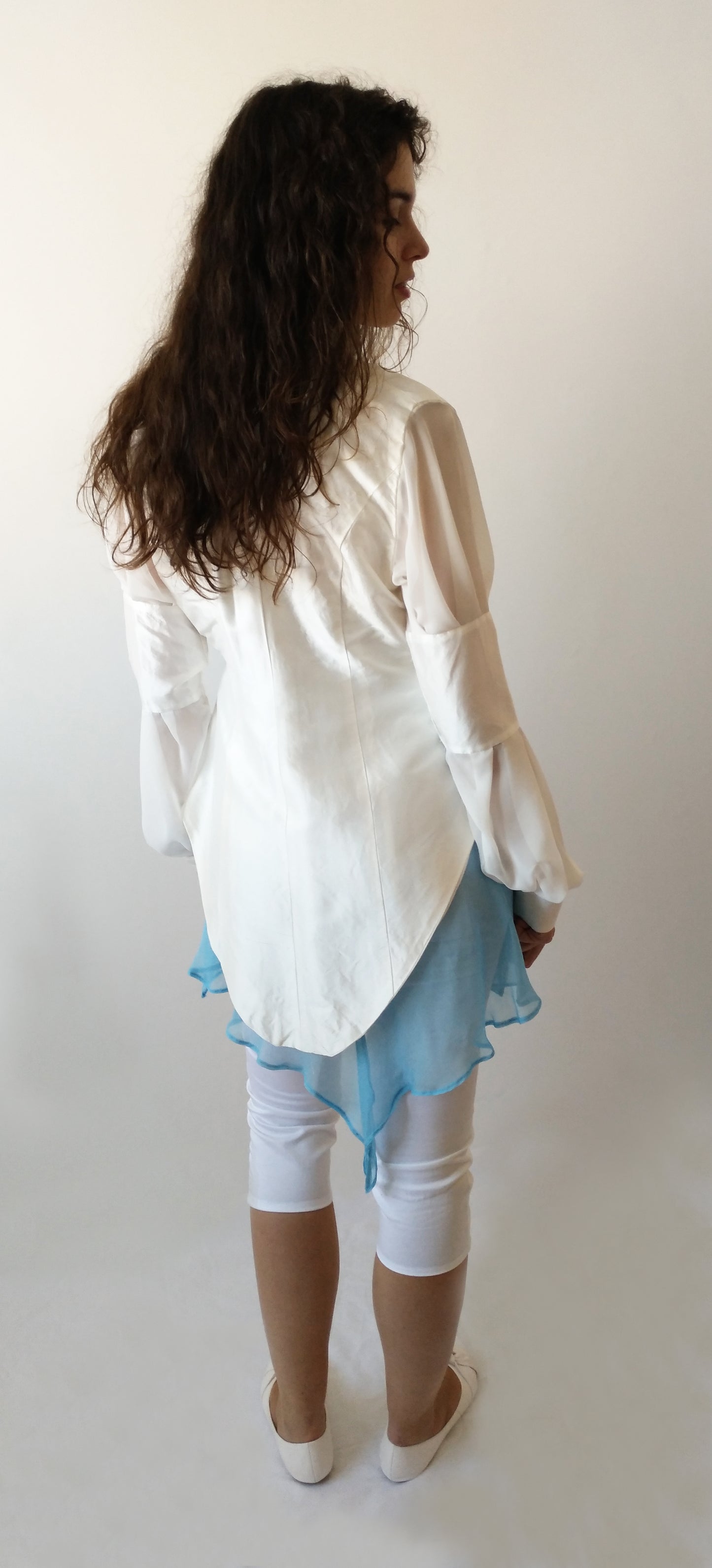 Chaqueta blanca de seda salvaje combinada con gasa