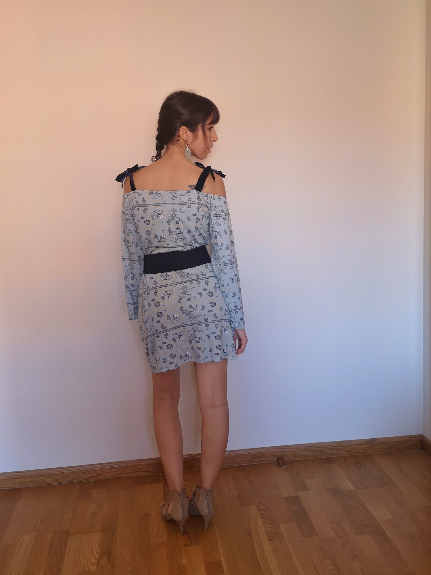 Vestido estampado azul con manga campana