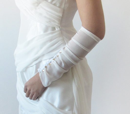 Vestido blanco asimétrico corto por delante y con una elegante cola en la espalda