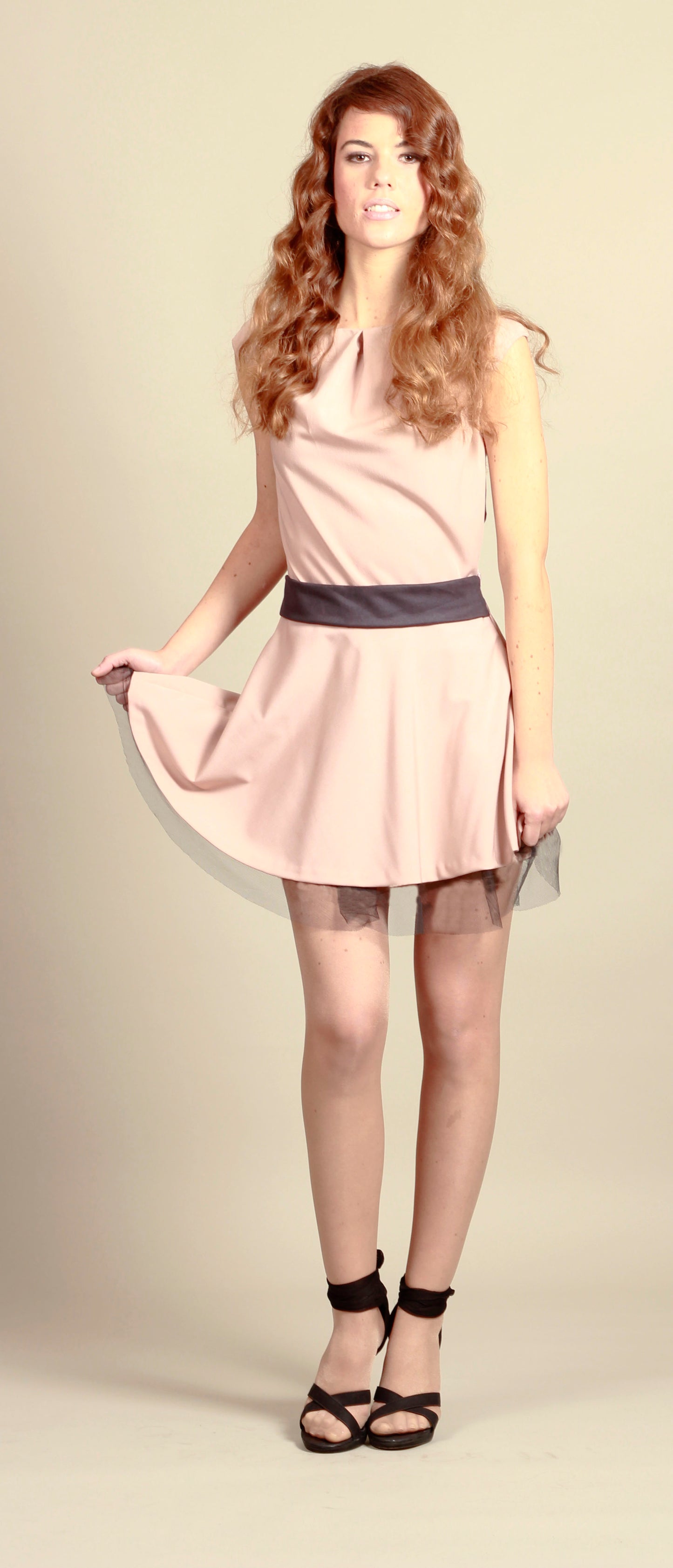 Vestido rosa palo con falda de vuelo y detalles en tul negro en la falda