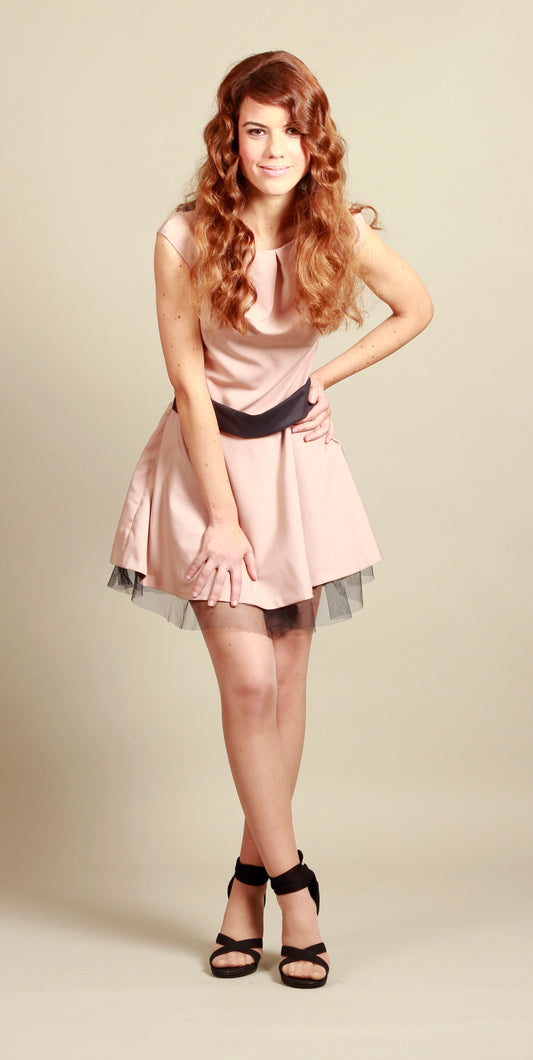 Vestido corto rosa palo con detalles en contraste negro y falda de vuelo