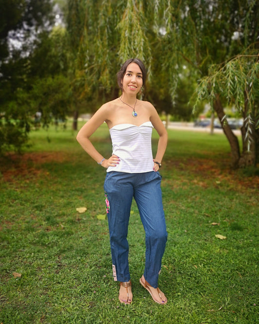 Pantalon denim con detalles estampados