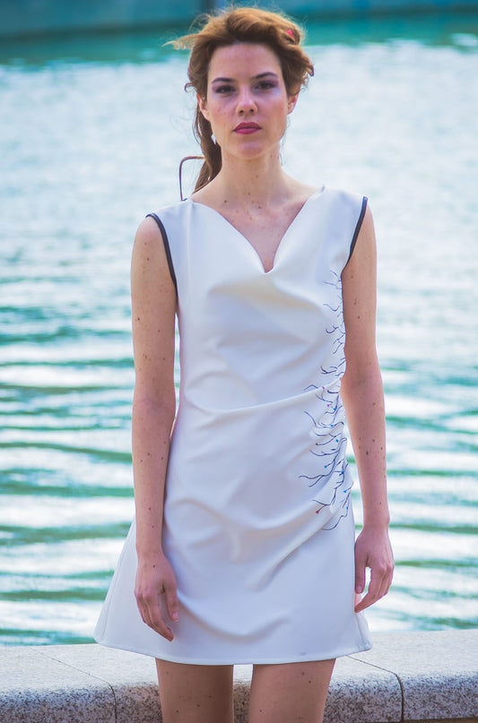 Vestido sin mangas pintado a mano, Vestido con espalda en uve, Vestido bohemio con escote cascada, Vestido drapeado en el escote, Vestido sin mangas blanco, Vestido pintado a mano en el costado