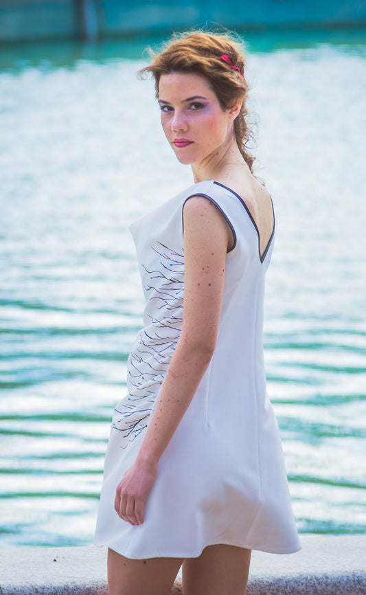 Vestido sin mangas pintado a mano, Vestido con espalda en uve, Vestido bohemio con escote cascada, Vestido drapeado en el escote, Vestido sin mangas blanco, Vestido pintado a mano en el costado