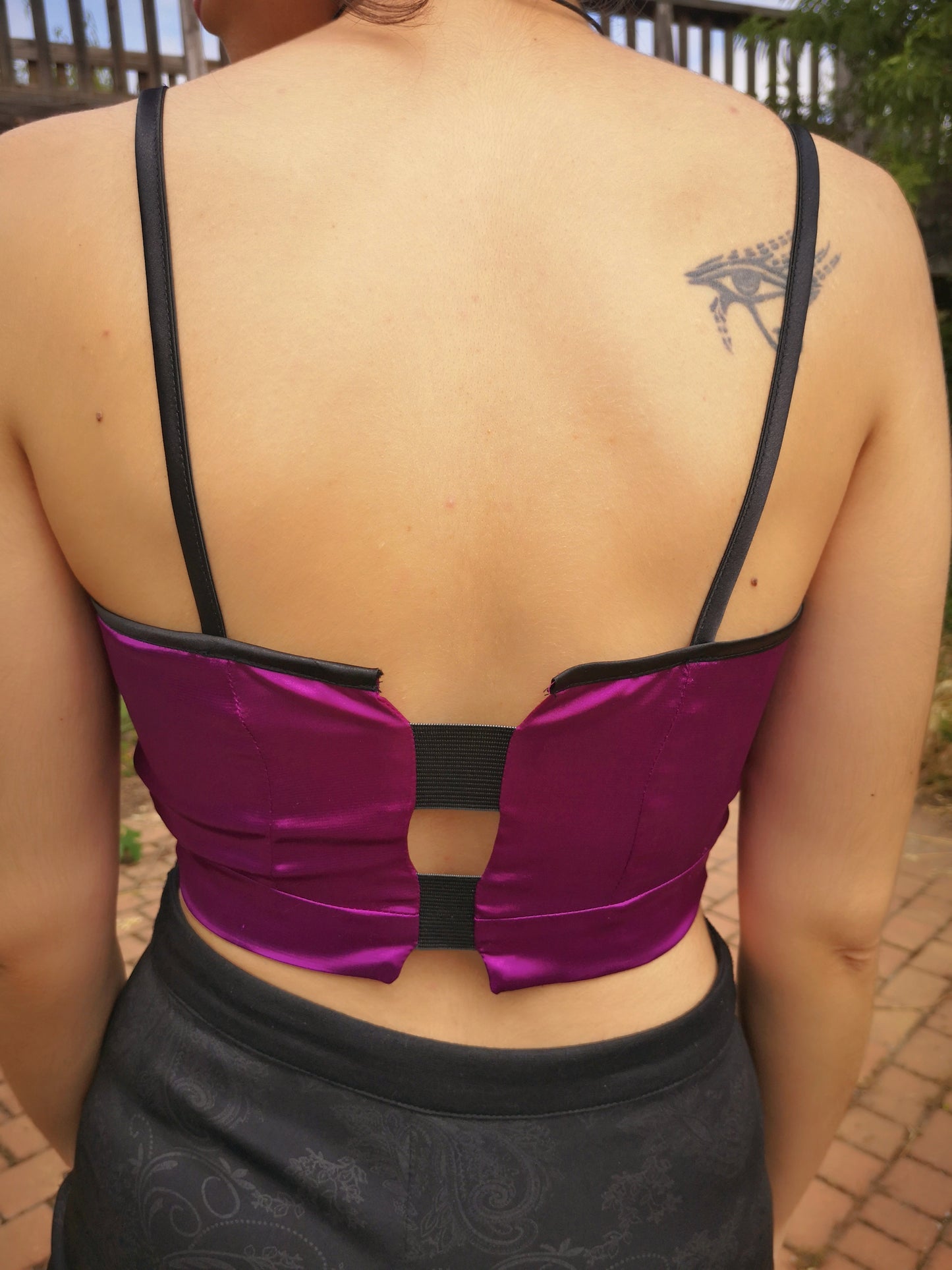 Top saten morado, crop top morado, crop top morado y negro