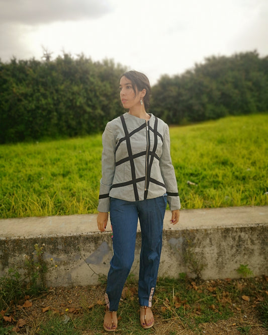 Cazadora vaquera con detalles en negro, cazadora vaquera azul, cazadora vaquera con cierre de cremallera