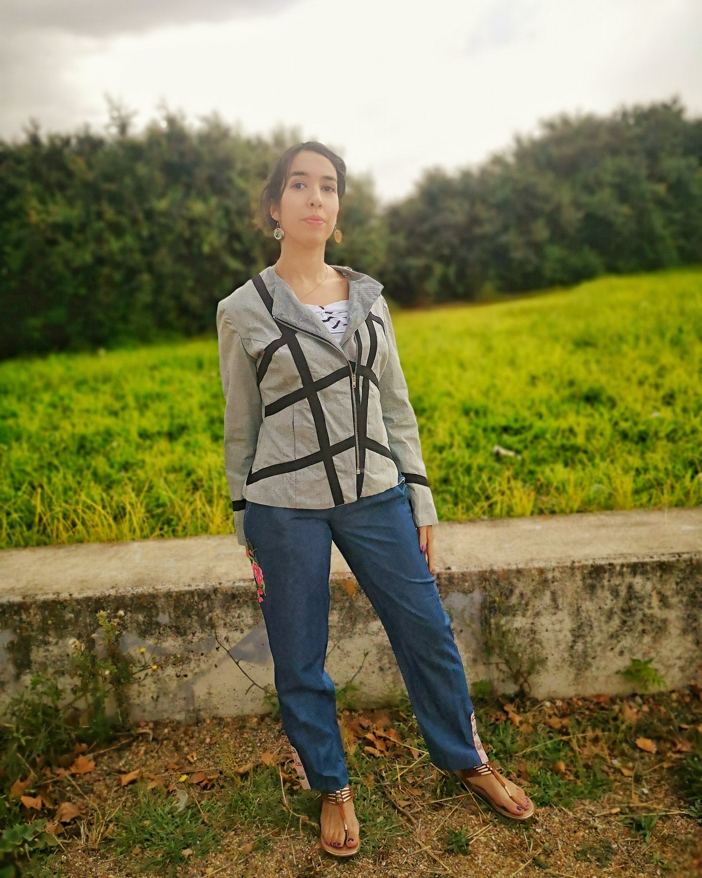 Cazadora vaquera con detalles en negro, cazadora vaquera azul, cazadora vaquera con cierre de cremallera