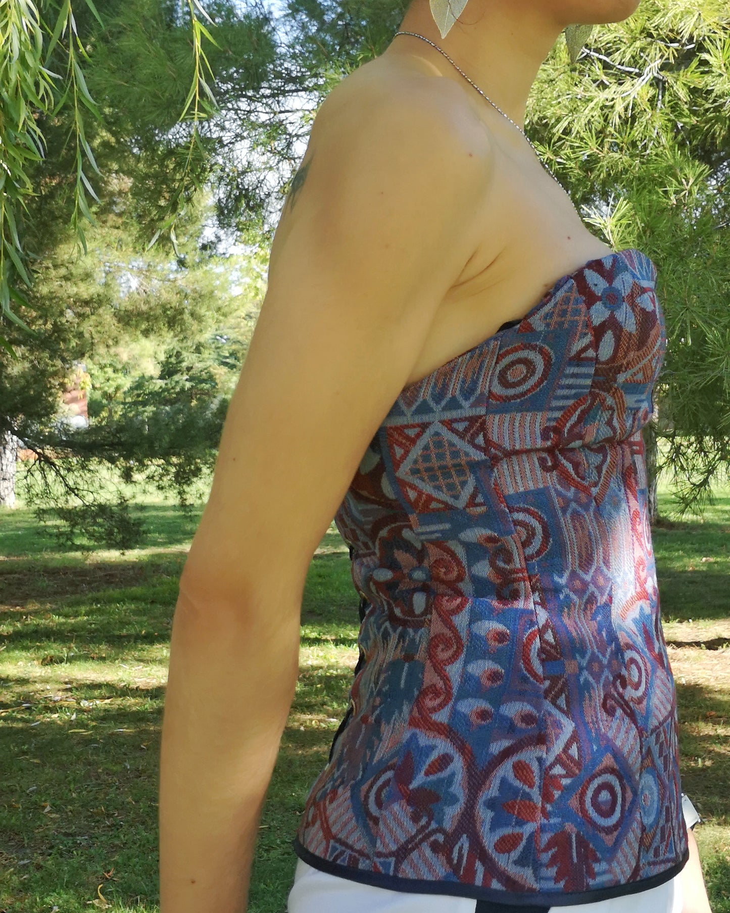 Corset estampado con escote corazón, corset sin tirantes, top palabra de honor estampado, top escote corazón