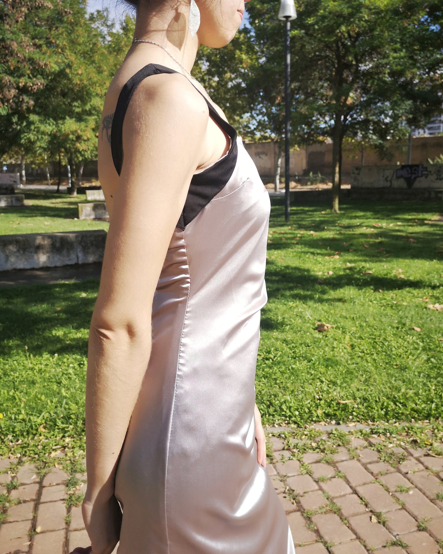 Vestido largo de satén gris, vestido largo con abertura a un lado, vestido largo de fiesta, vestido largo de tirantes