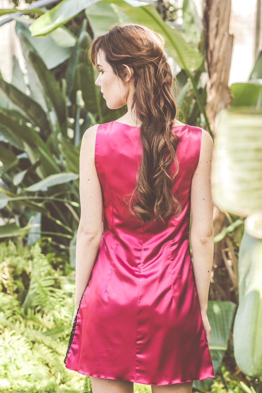 Vestido corto fucsia, vestido asimétrico, vestido con encaje negro