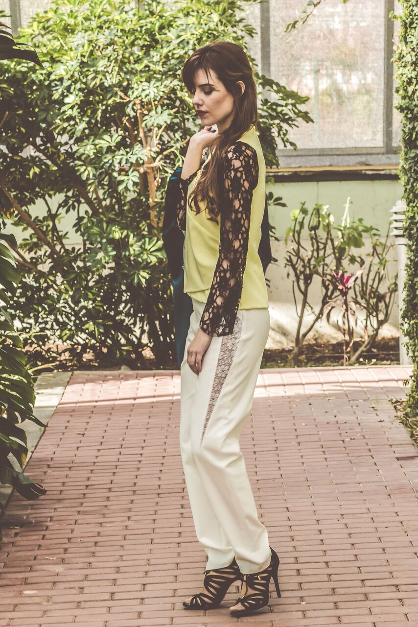 Pantalón blanco recto con detalles en encaje negro