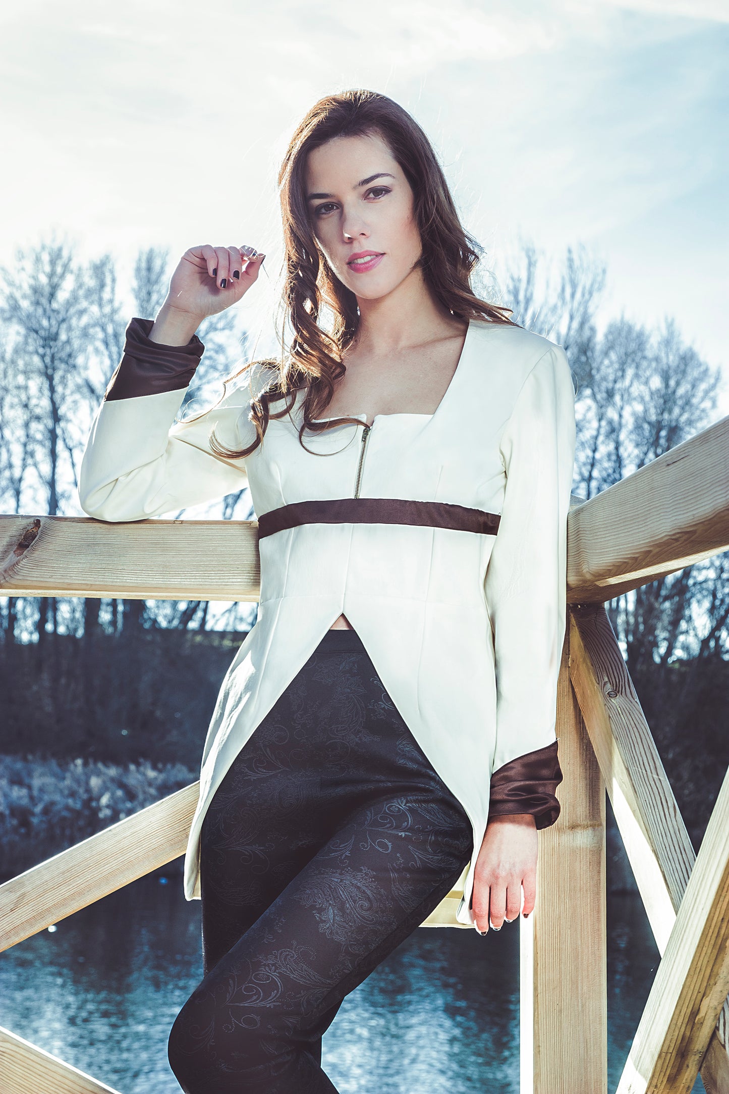 Blusa larga color crudo con detalles en marron chocolate