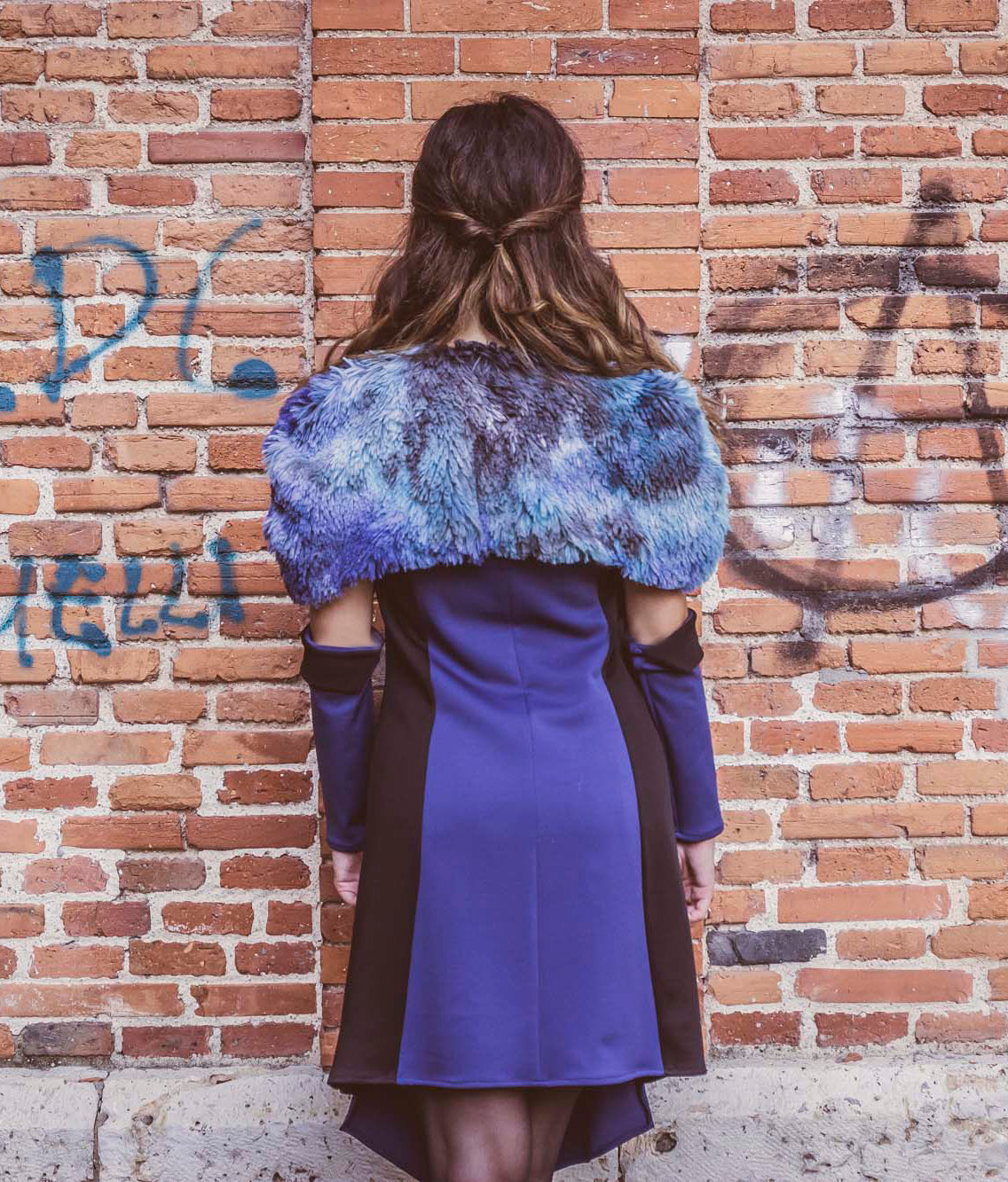 Capa corta de pelo en tonos azules