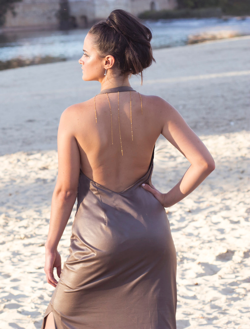 Vestido largo de punto tierra con espalda al aire y detalles dorados en la espalda