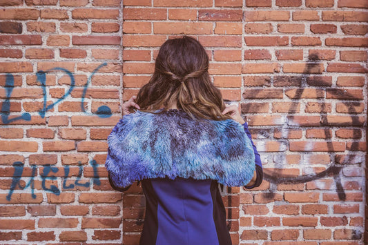 Capa corta de pelo en tonos azules