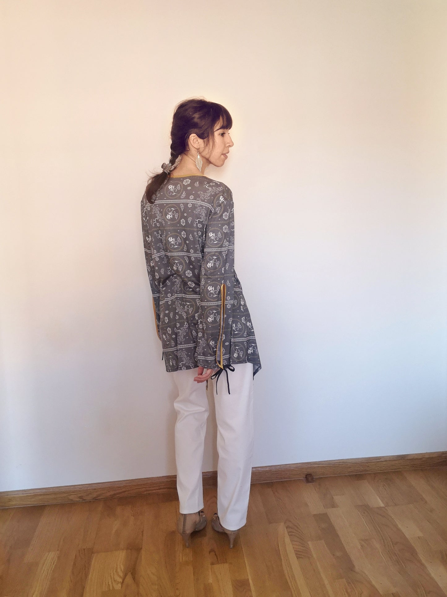 Chaqueta estampada negra con manga campana