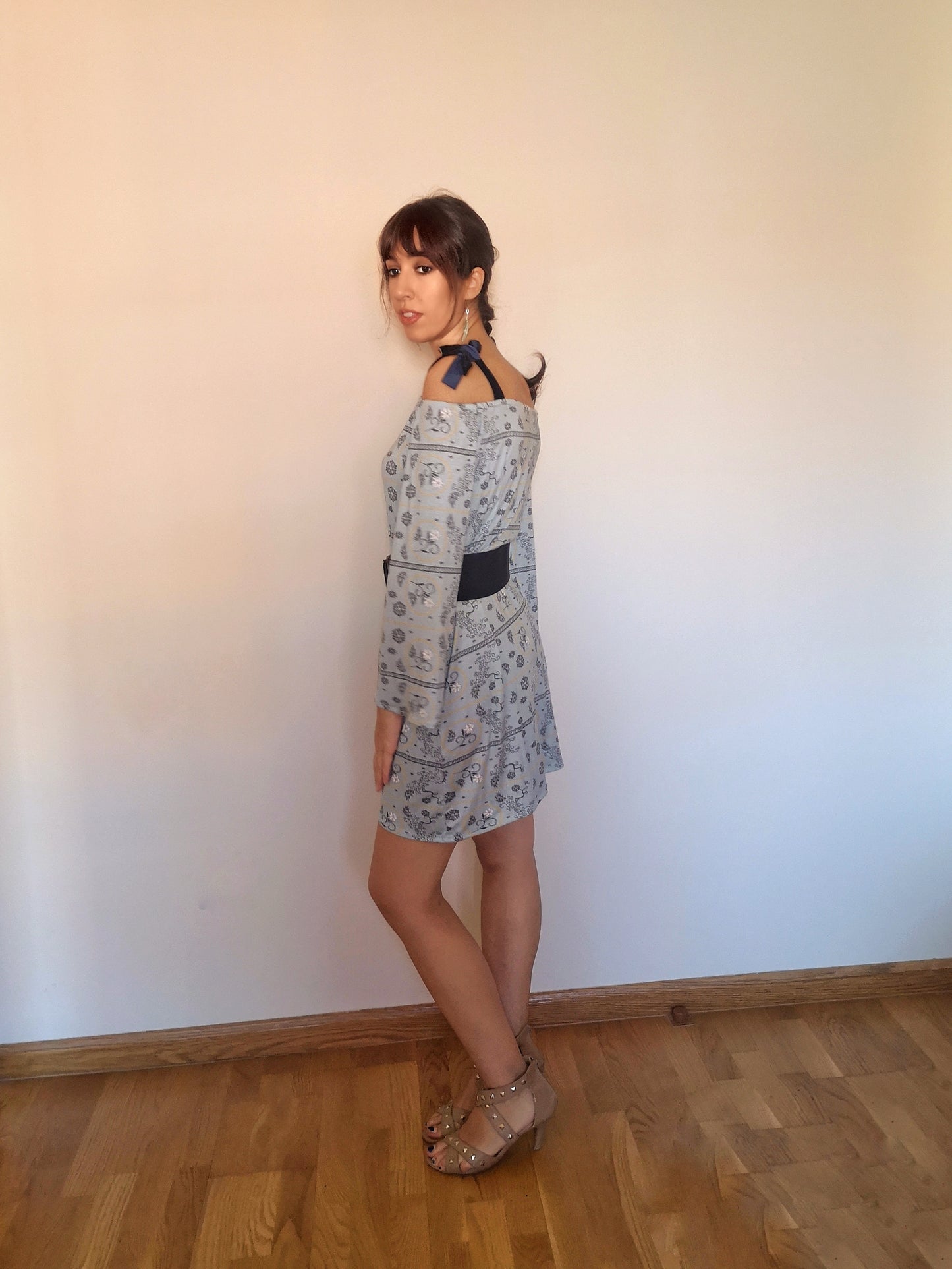 Vestido estampado azul con manga campana