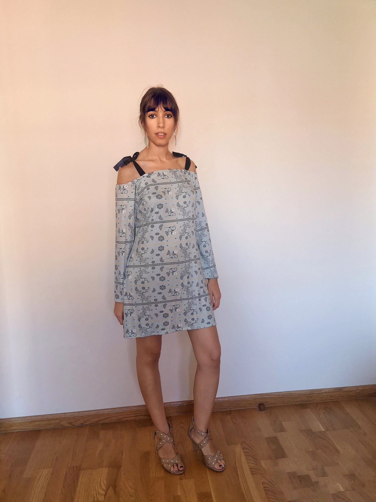 Vestido estampado azul con manga campana