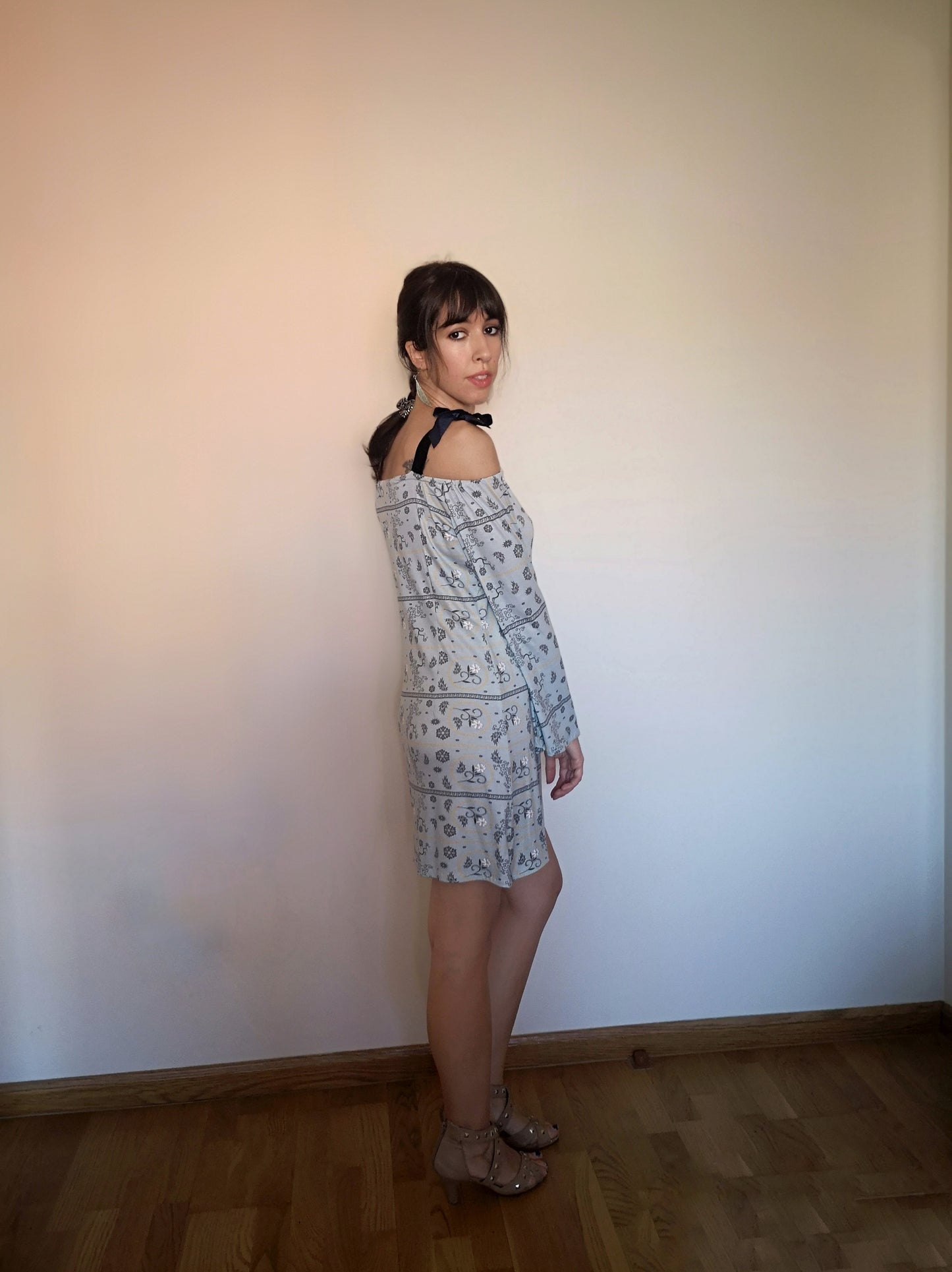 Vestido estampado azul con manga campana