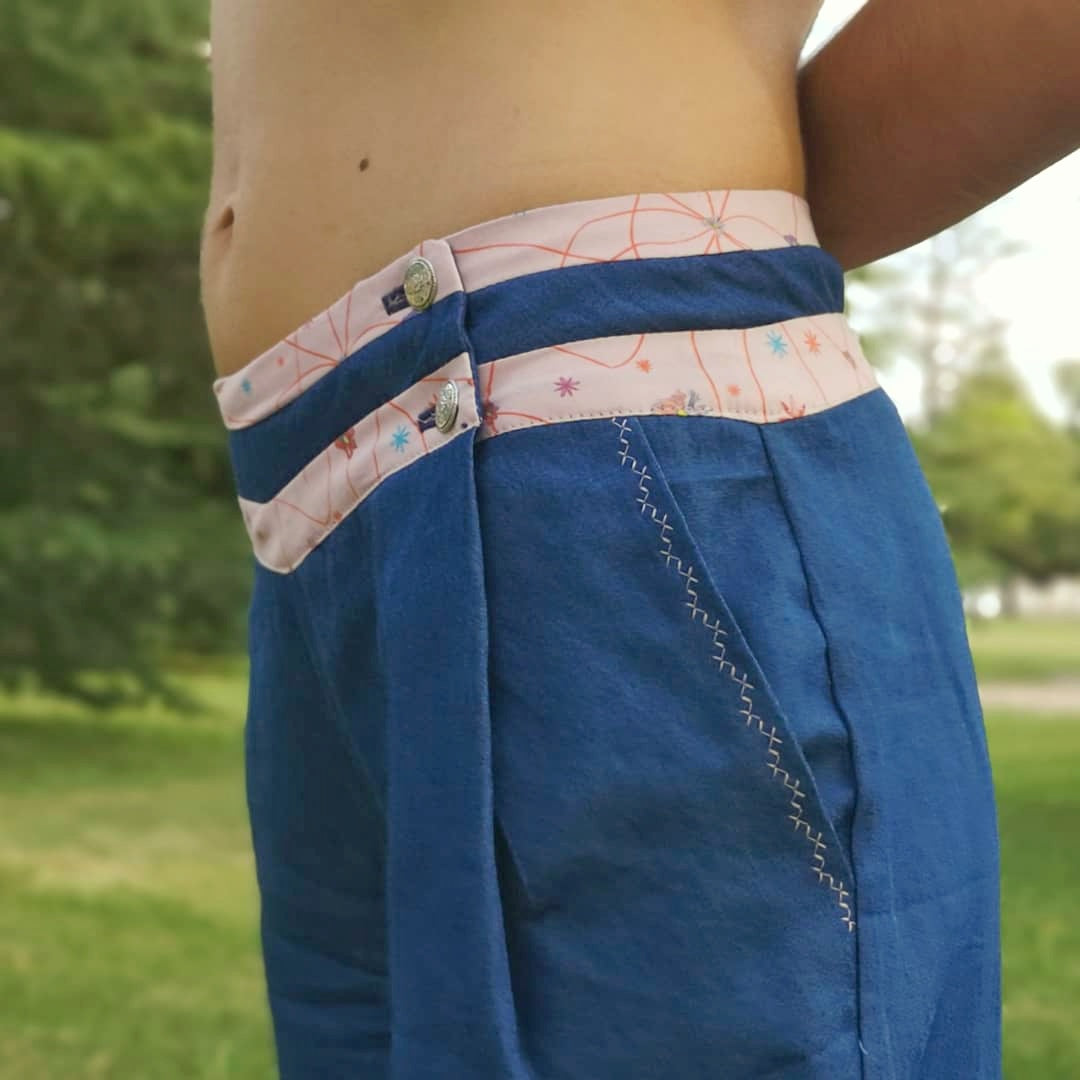 Pantalon denim con detalles estampados
