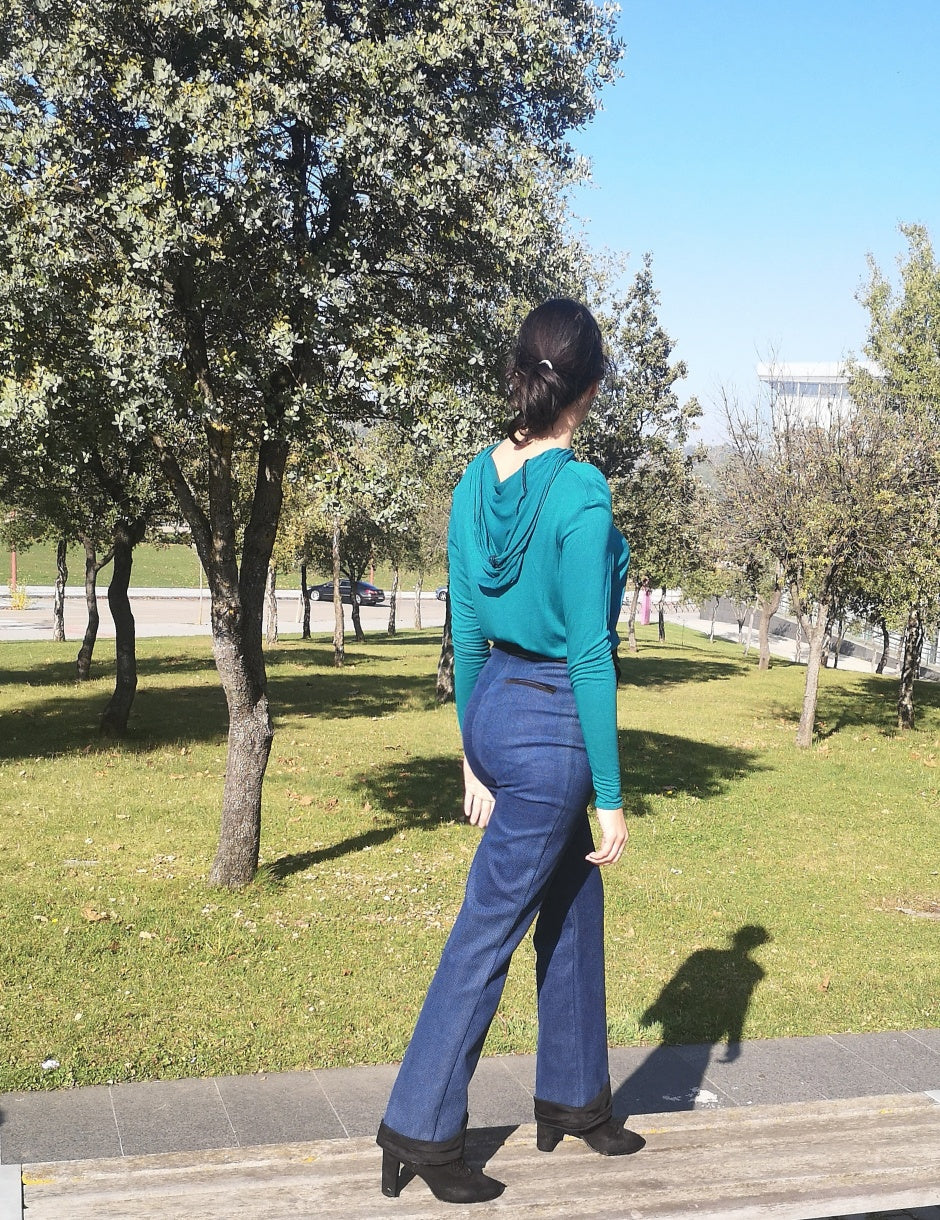 Pantalón denim azul oscuro con detalles en negro