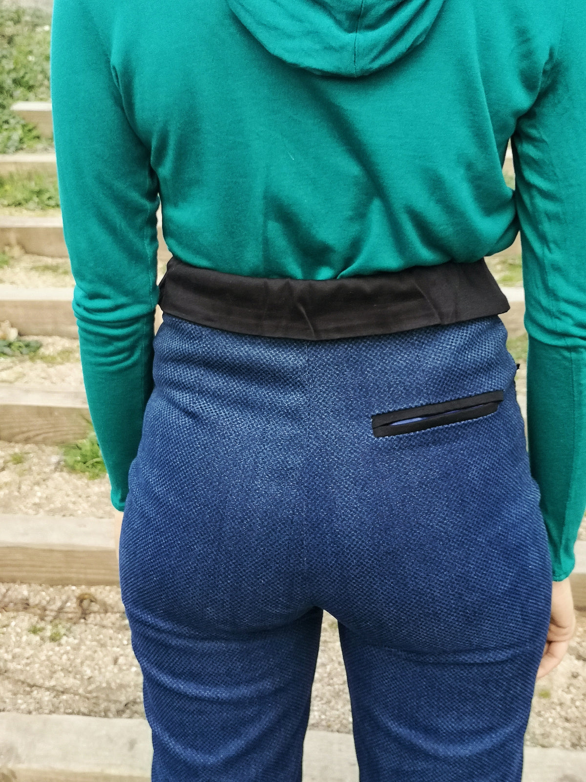 Pantalón denim azul oscuro con detalles en negro