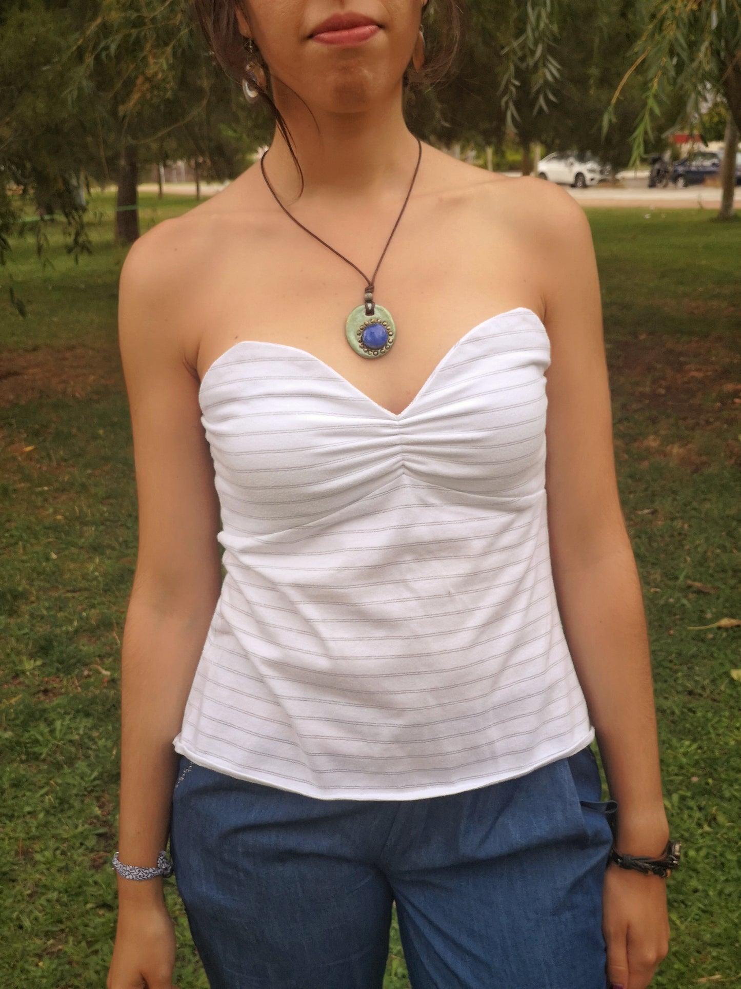 Top blanco sin tirantes de rayas