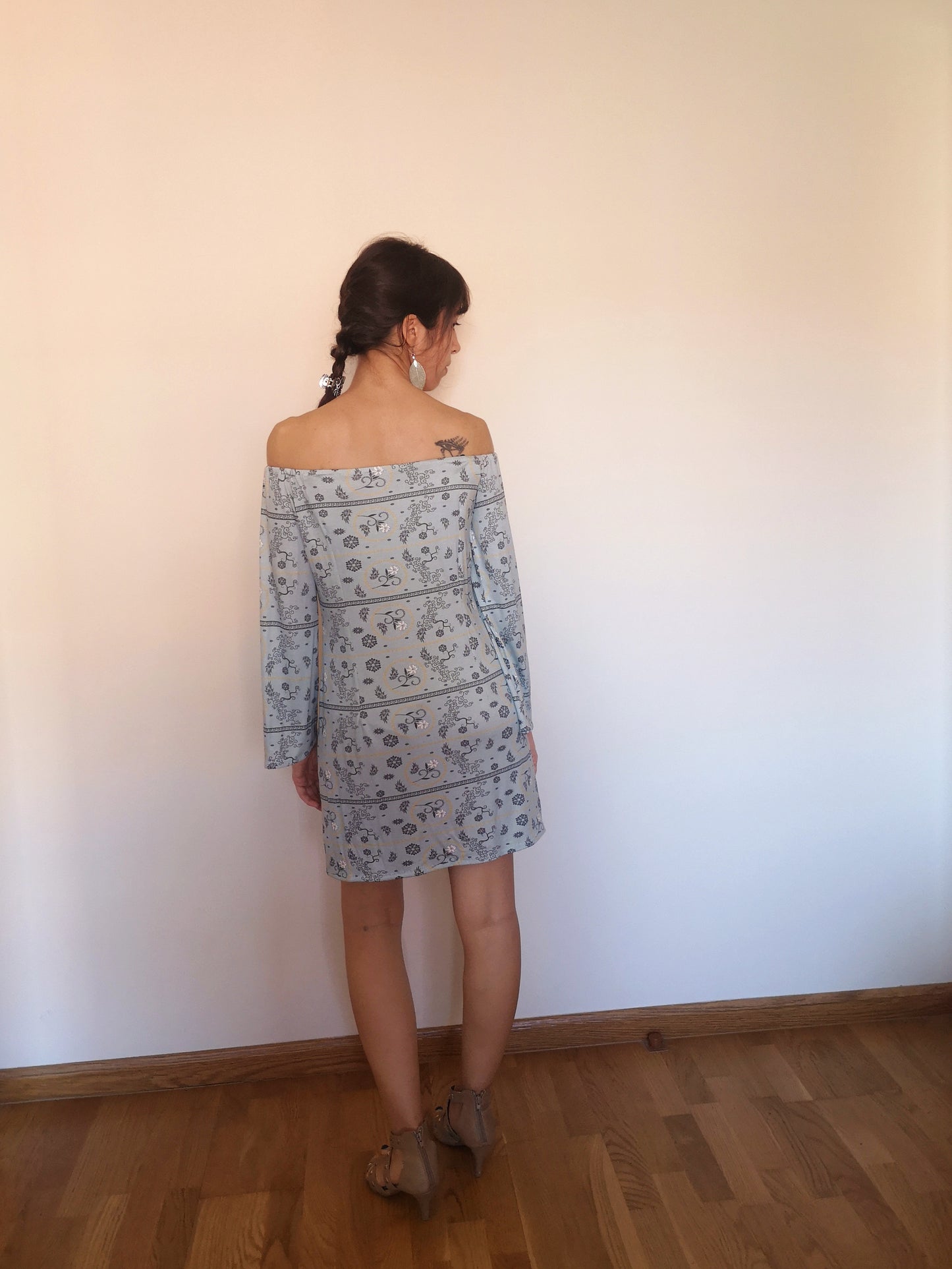 Vestido estampado azul con manga campana