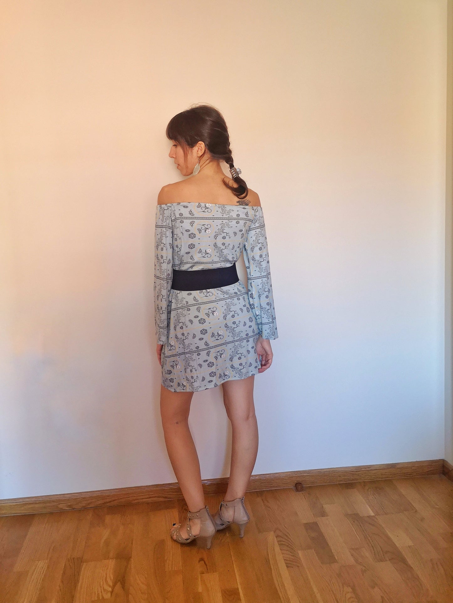 Vestido estampado azul con manga campana