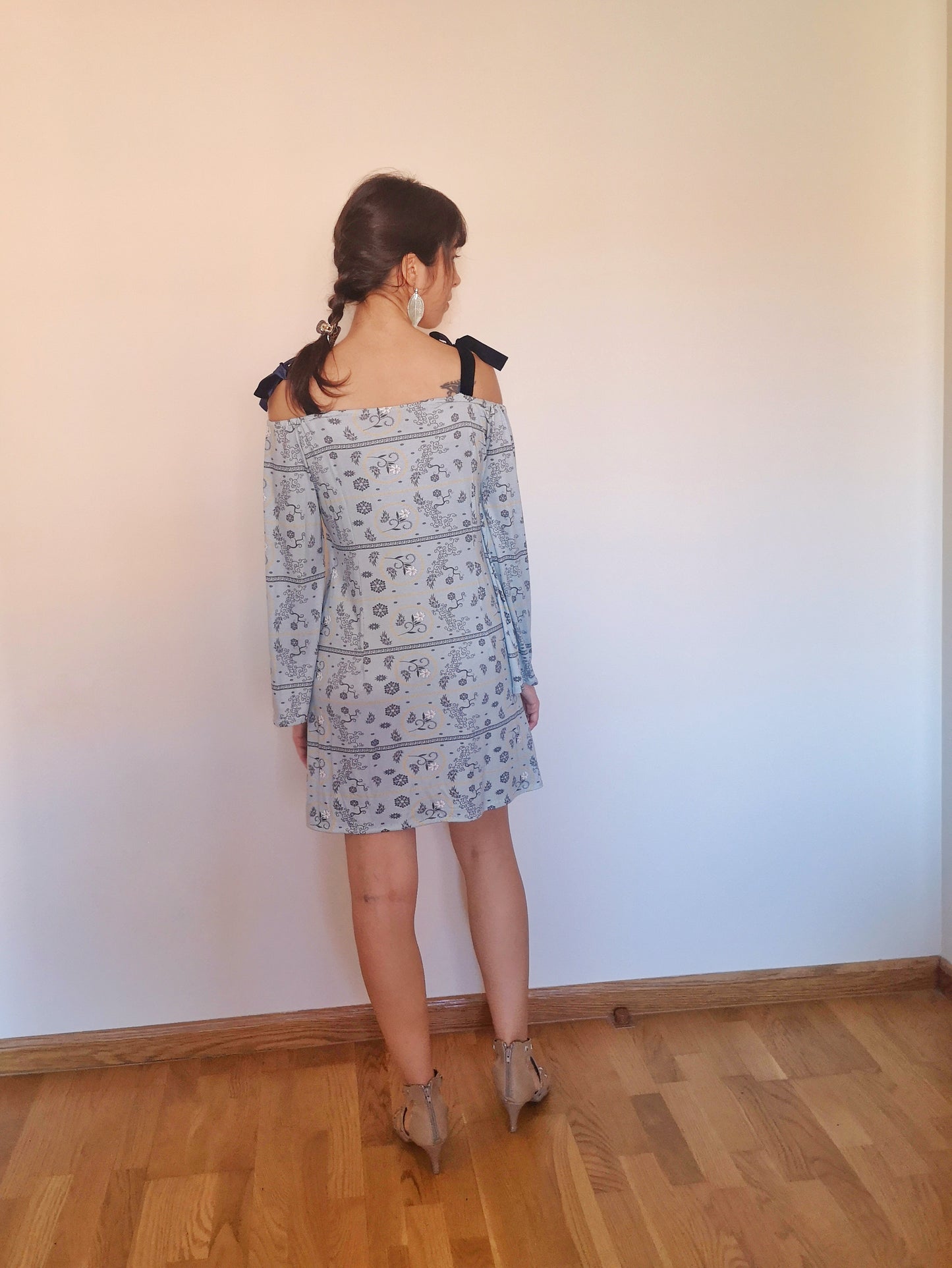 Vestido estampado azul con manga campana