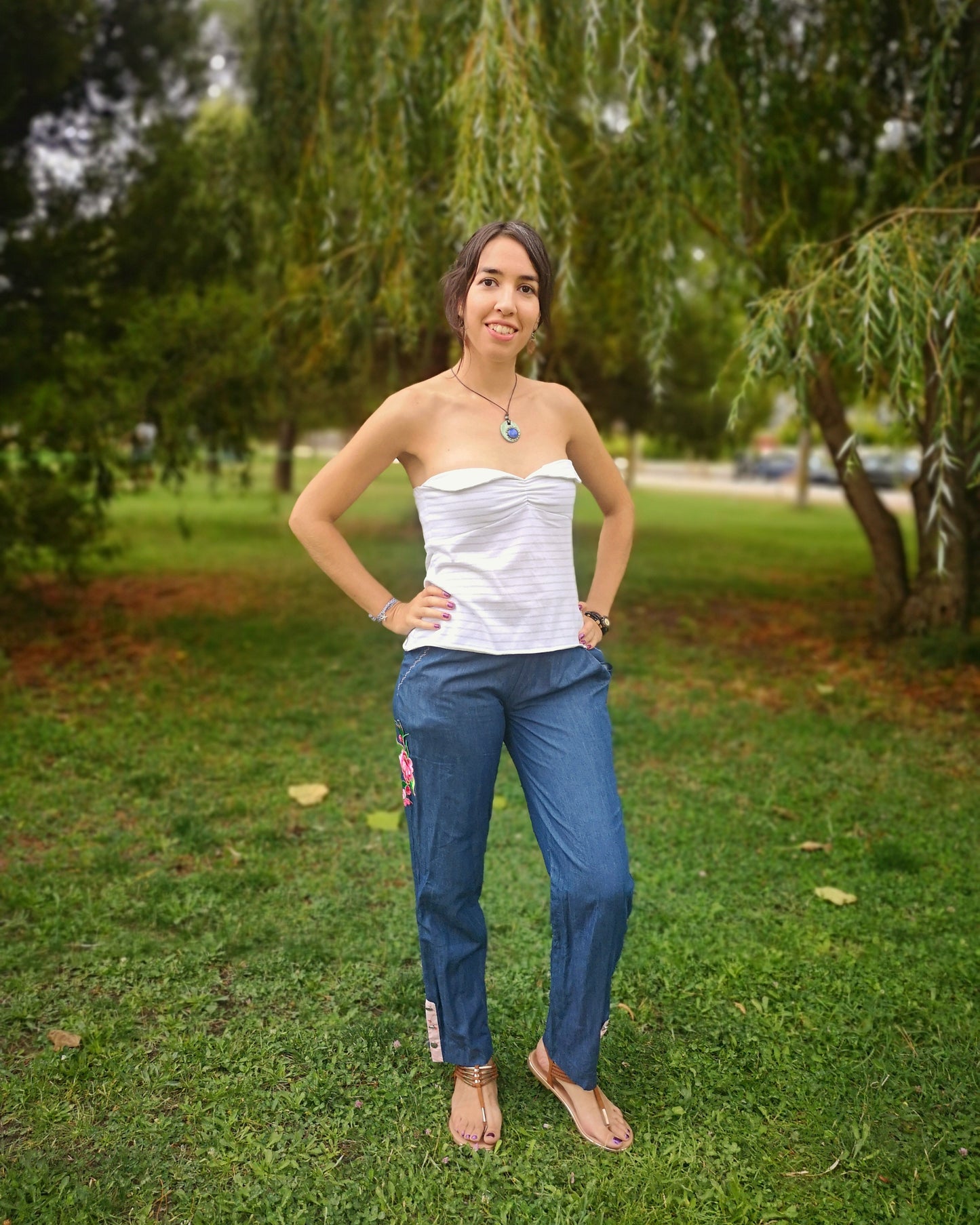 Pantalon denim con detalles estampados
