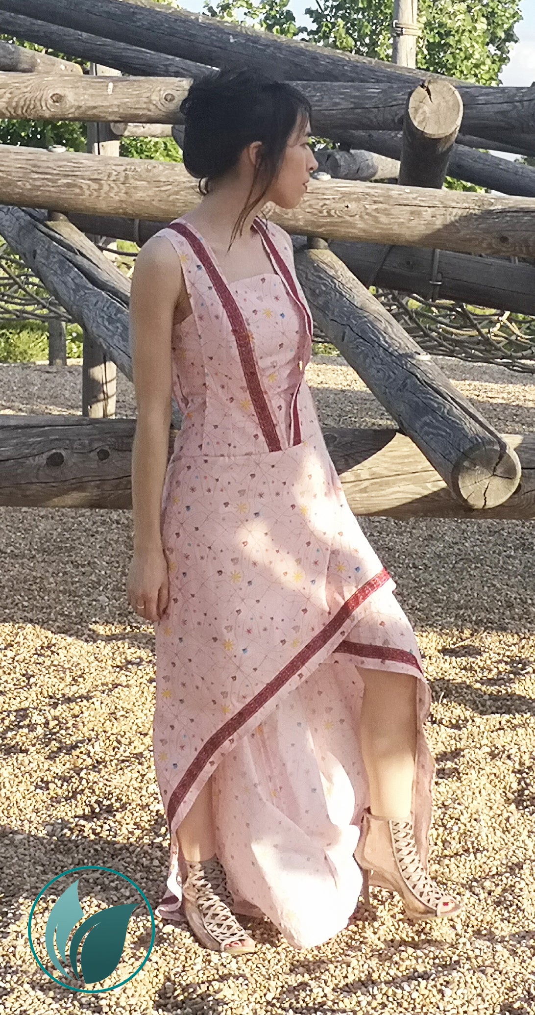 Vestido largo estampado con detalles en encaje granate