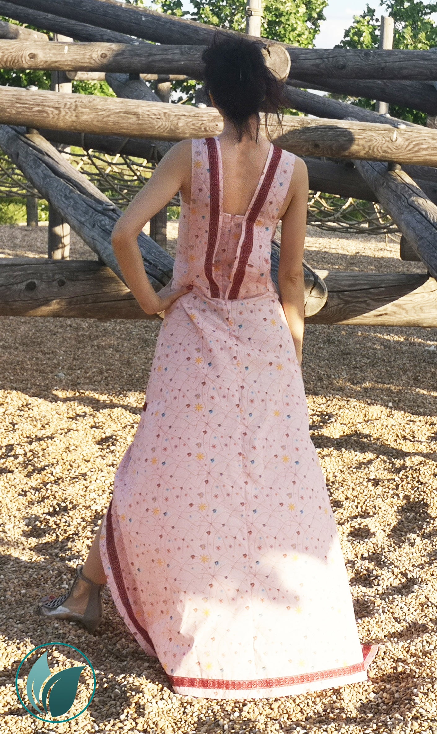 Vestido largo estampado con detalles en encaje granate