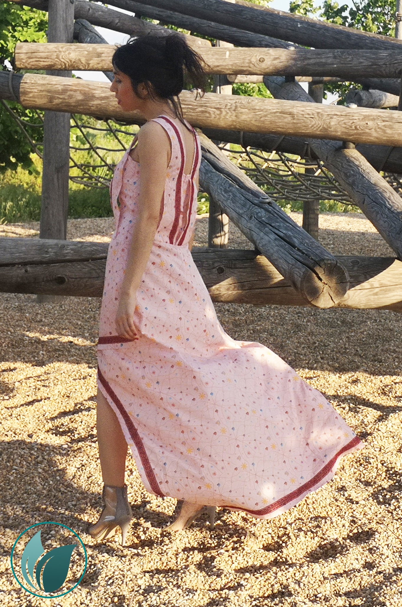 Vestido largo estampado con detalles en encaje granate