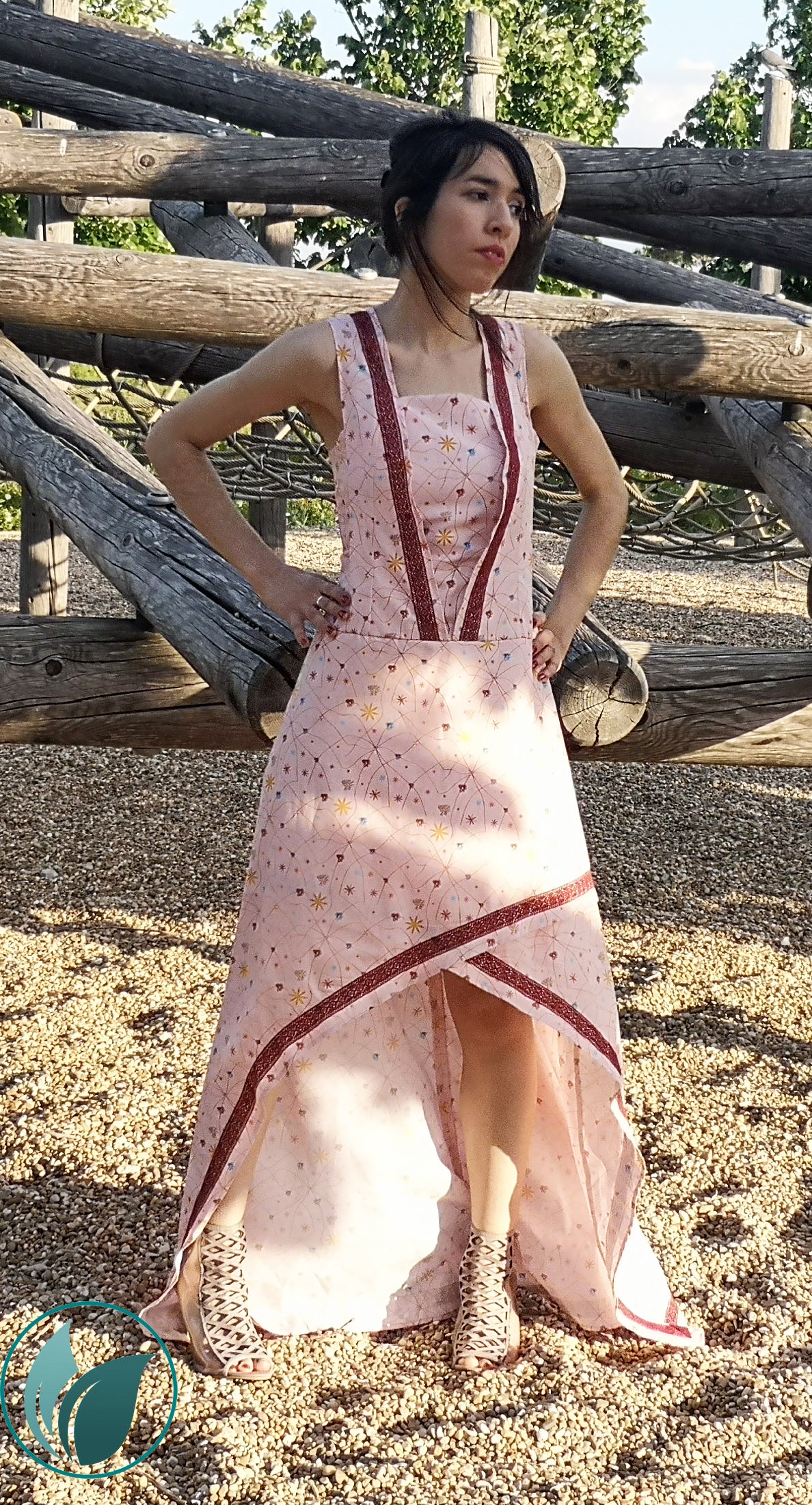 Vestido largo estampado con detalles en encaje granate
