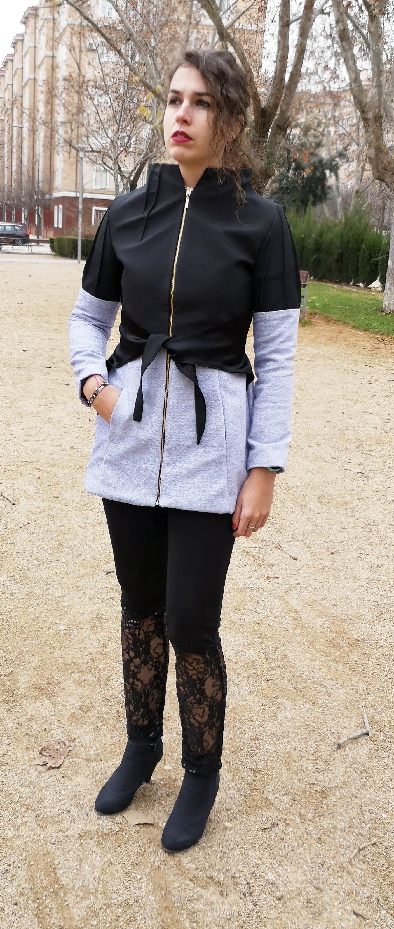 Abrigo bicolor con escote chimenea, Abrigo negro, abrigo azul corto