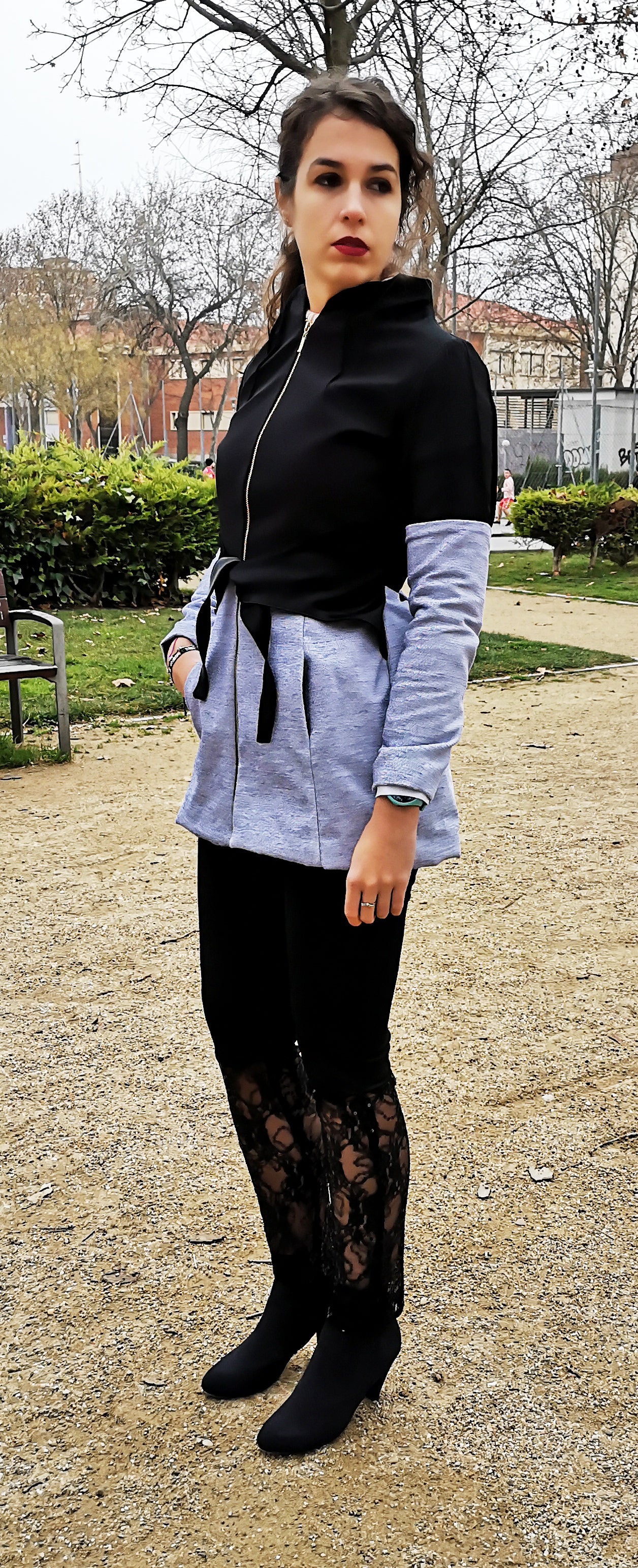 Abrigo bicolor con escote chimenea, Abrigo negro, abrigo azul corto