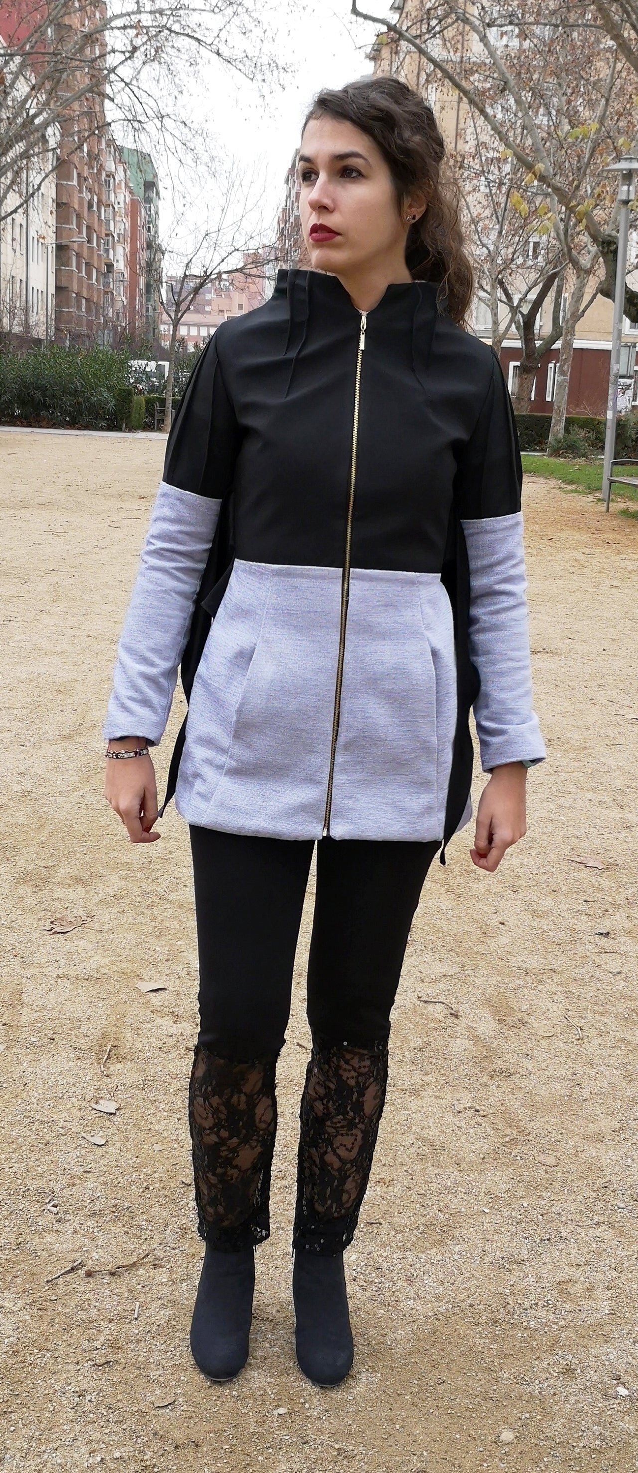 Abrigo bicolor con escote chimenea, Abrigo negro, abrigo azul corto