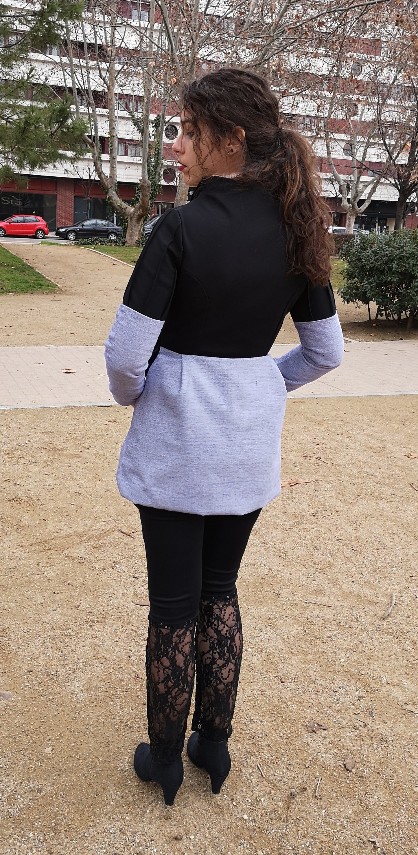 Abrigo bicolor con escote chimenea, Abrigo negro, abrigo azul corto