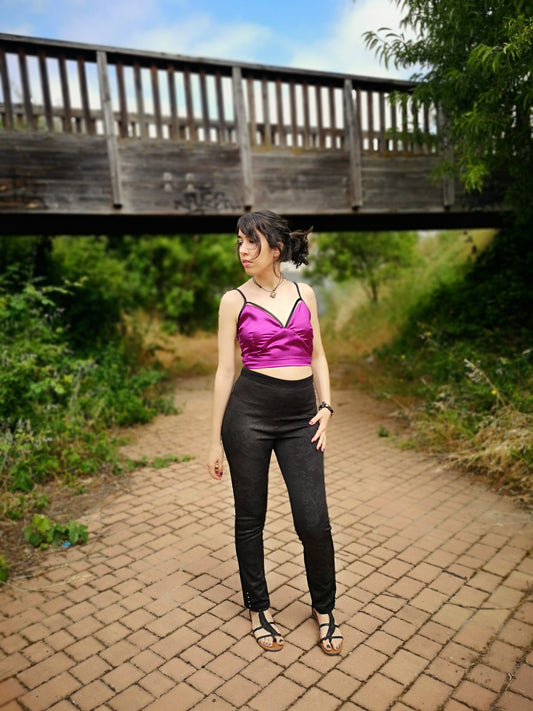 Top saten morado, crop top morado, crop top morado y negro