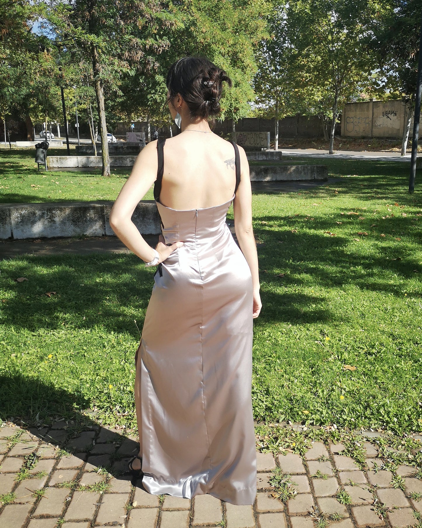 Vestido largo de satén gris, vestido largo con abertura a un lado, vestido largo de fiesta, vestido largo de tirantes