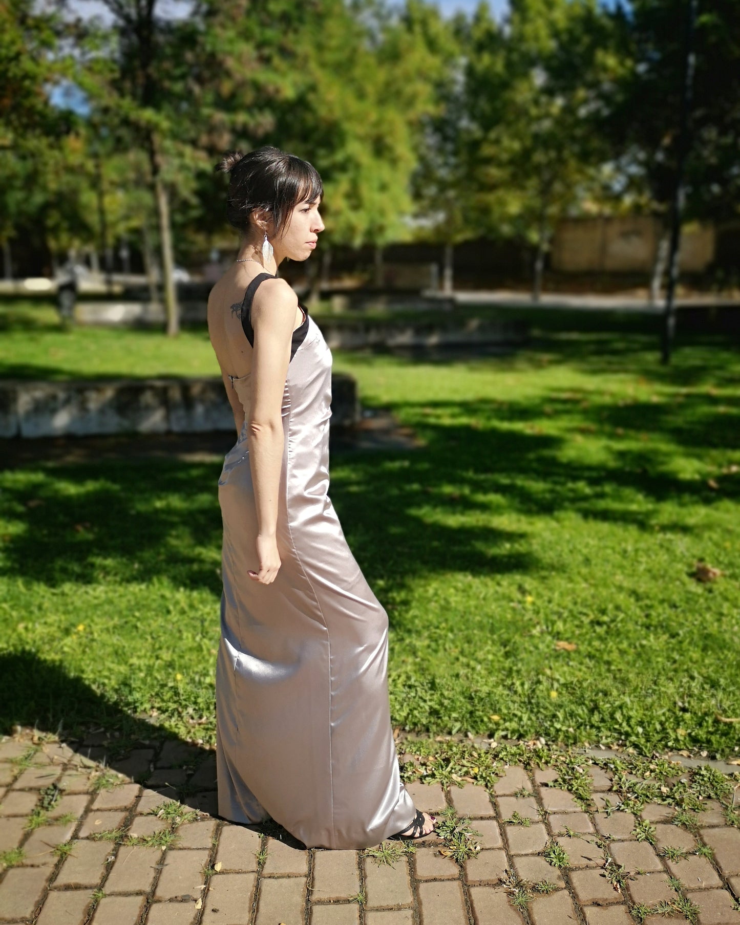 Vestido largo de satén gris, vestido largo con abertura a un lado, vestido largo de fiesta, vestido largo de tirantes