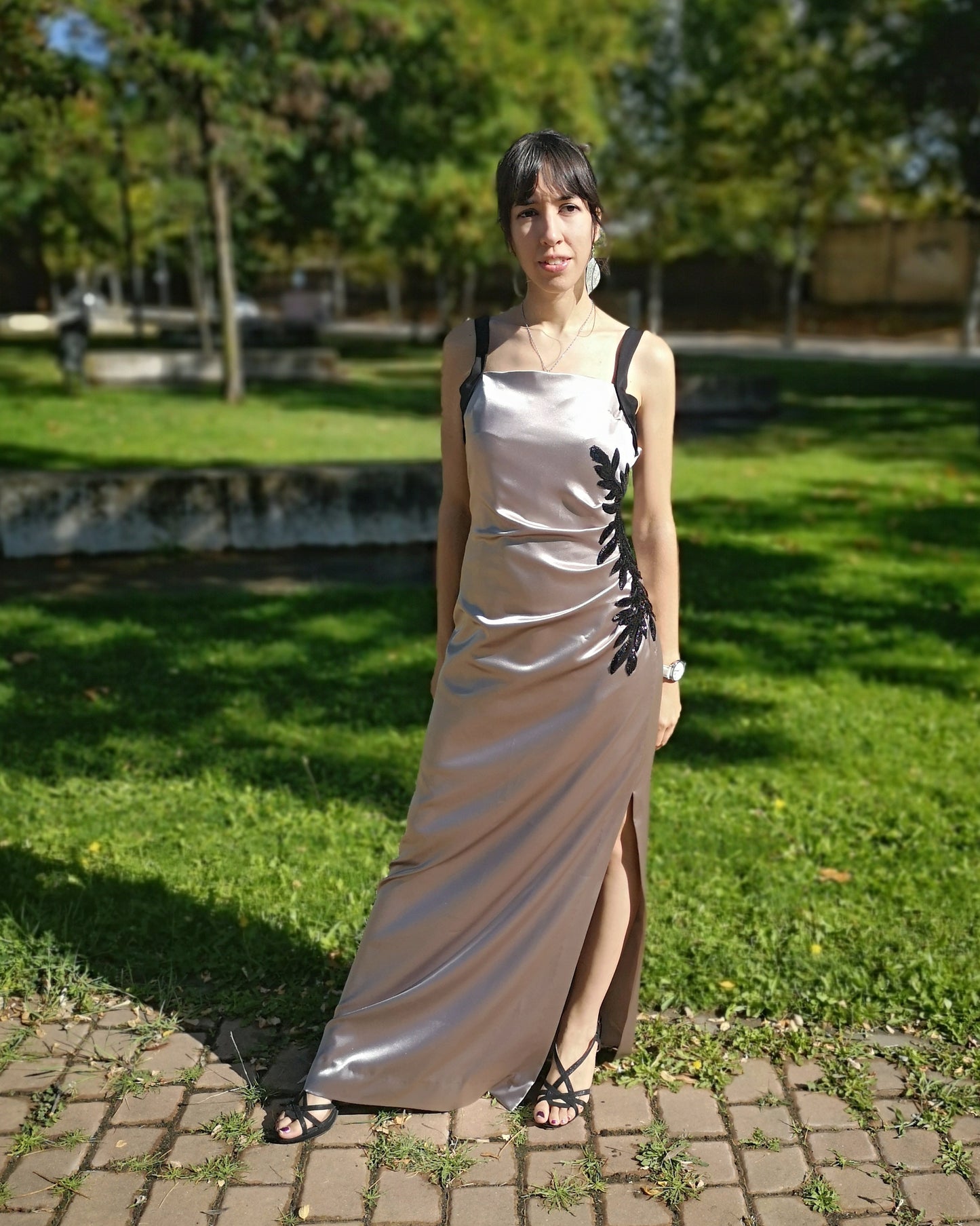 Vestido largo de satén gris, vestido largo con abertura a un lado, vestido largo de fiesta, vestido largo de tirantes