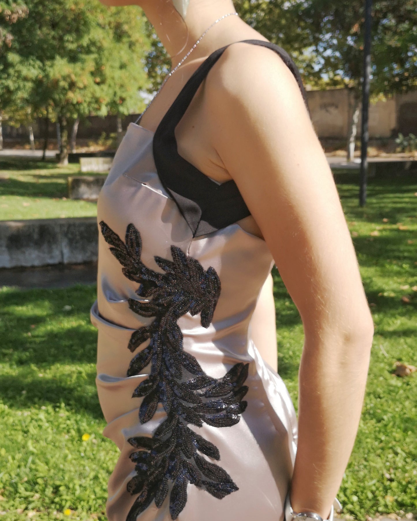 Vestido largo de satén gris, vestido largo con abertura a un lado, vestido largo de fiesta, vestido largo de tirantes