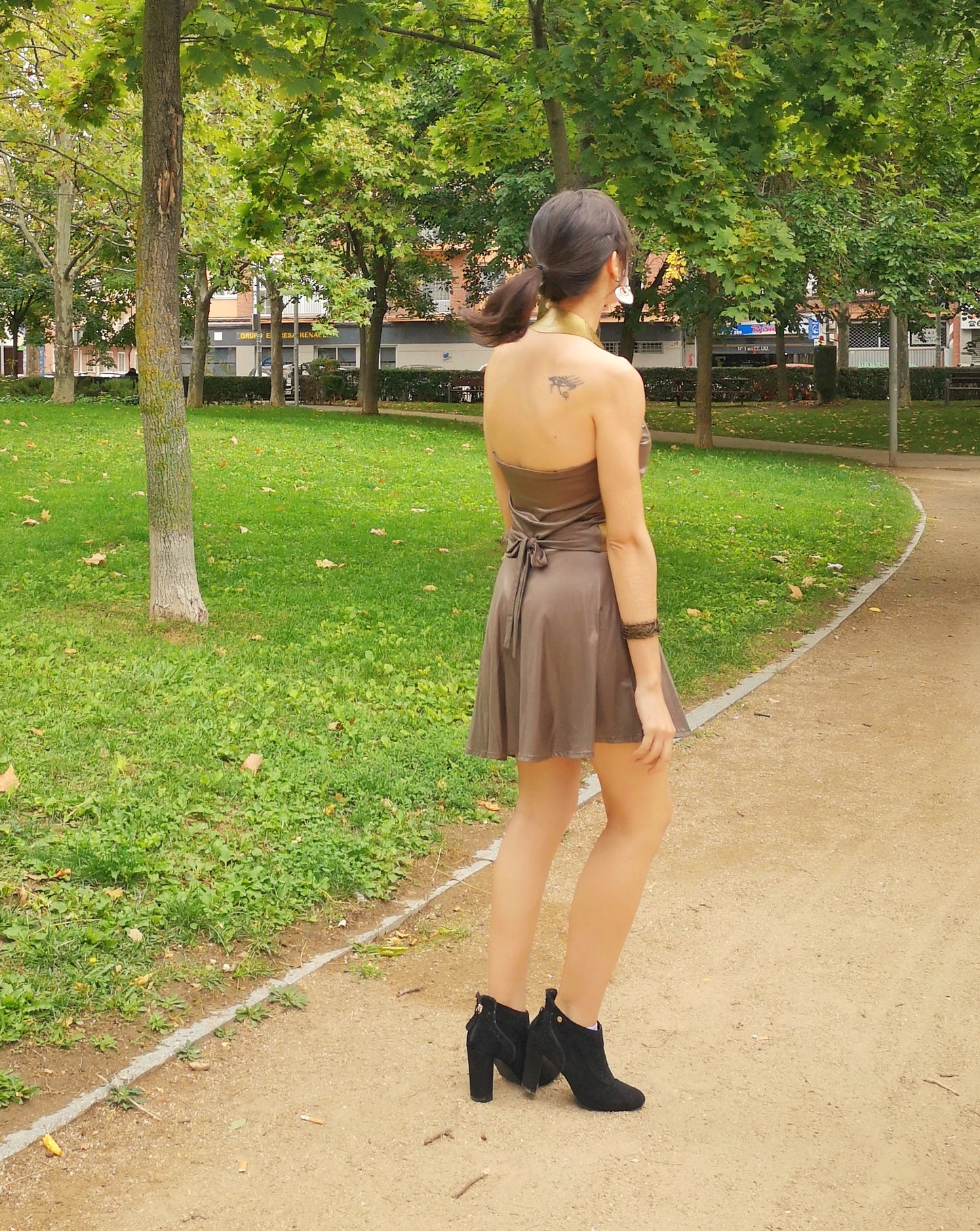 Vestido punto marrón, Vestido corto punto, Vestido corto detalles en oro, Vestido escote halter